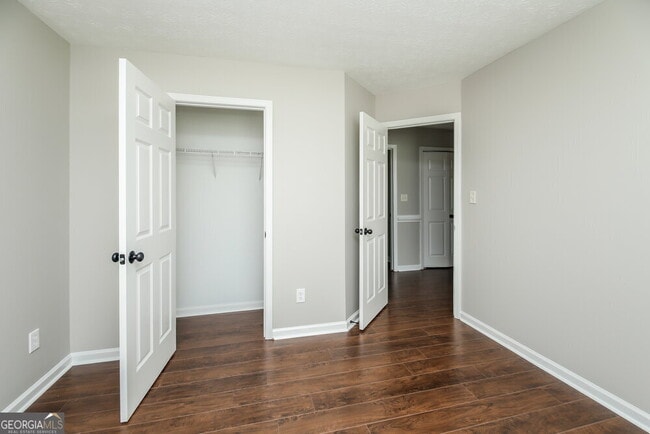 Building Photo - 480 Cedarhurst Rd