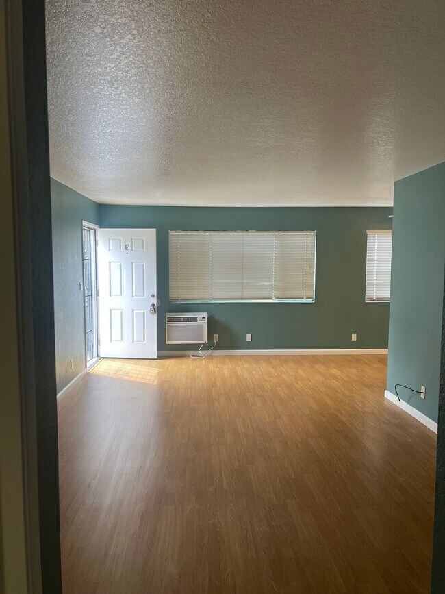 Building Photo - 232 W Tujunga Ave