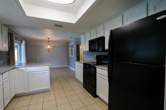 Building Photo - Spacious 2-Bed, 2-bath, 2 car garage pool ...