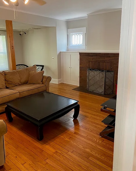 Building Photo - 860 Lancaster Ave