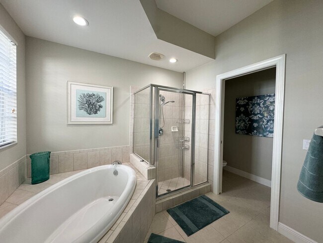 Building Photo - Newly Renovated & Available Now - Furnishe...