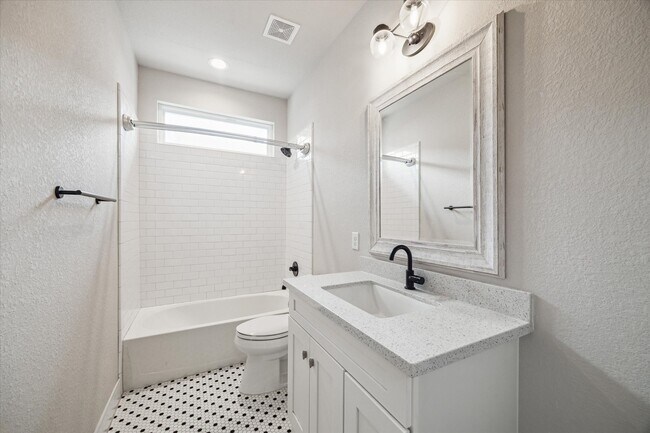 Building Photo - 2515 Delafield St