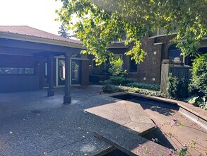 Building Photo - 3 bed 2.5 bath with the perfect blend of c...