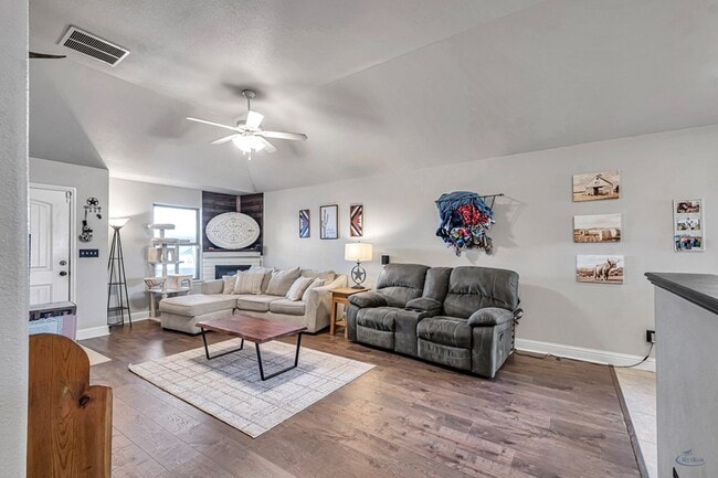 Building Photo - 705 E 95th St