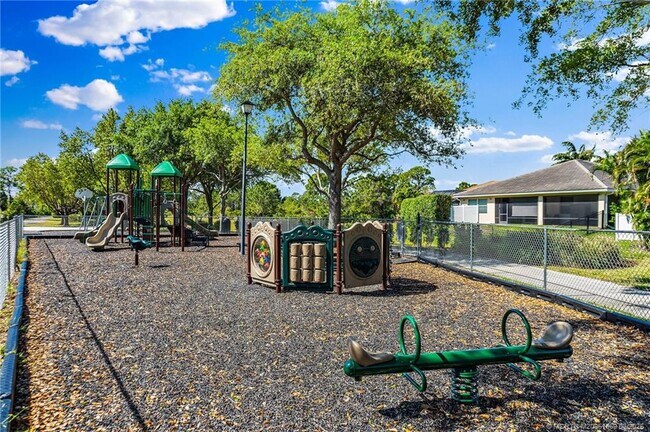 Building Photo - 728 NW Waterlily Pl