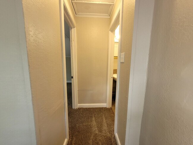 Building Photo - 2 bedroom, 1.5 bathroom home with detached garage!