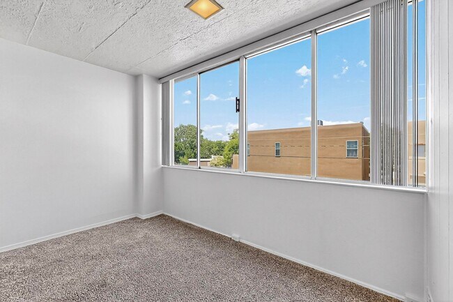 Building Photo - Art Deco Condo 1/BD 1/BA 1/CP space