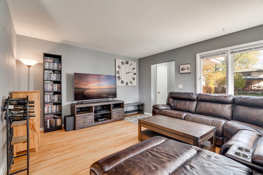 Living Room - 5314 Hiawatha Ln