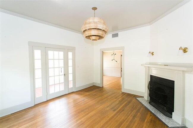 Building Photo - 201 W 33rd St