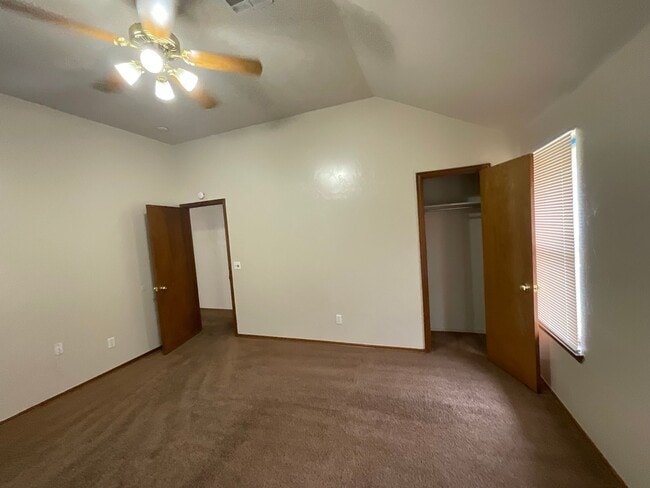 Building Photo - 4 bed, 2 bath, brick, gas stove, dishwashe...