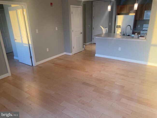 Building Photo - 5750 Bou Ave