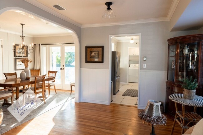 Building Photo - 1121 N Cambridge Ave