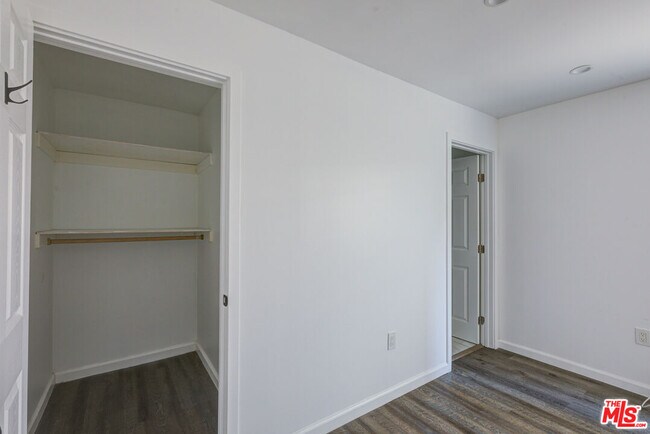 Building Photo - 428 W 7th St