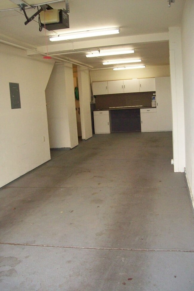Building Photo - Nor Cal Realty Inc, 3 bedroom 3 bath townh...
