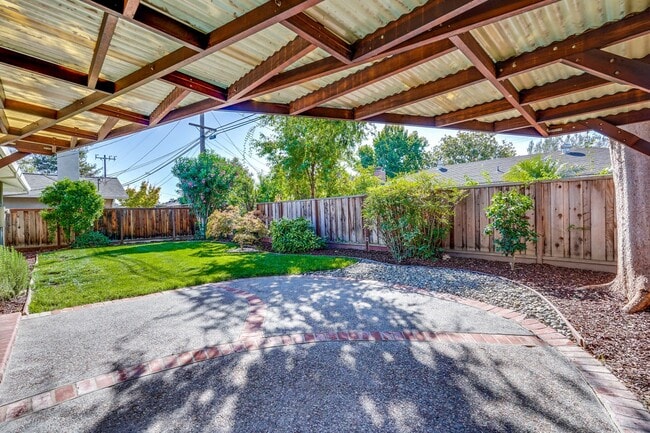 Building Photo - Charming & Refreshed Well-Maintained 4 Bed...