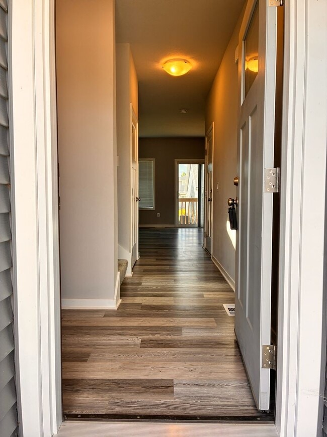 Building Photo - Spacious 3BR 2.5ba house in Urbandale, available NOW!