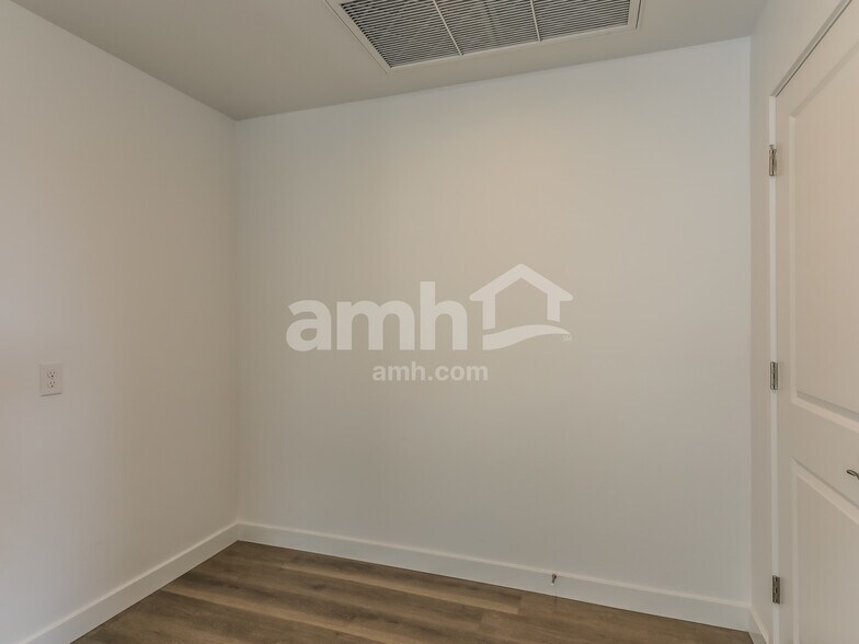 Building Photo - 20177 W Thomas Rd