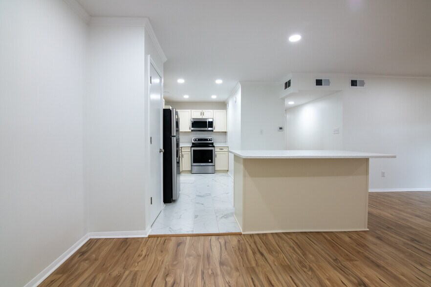 Building Photo - 500 Woodland Dr