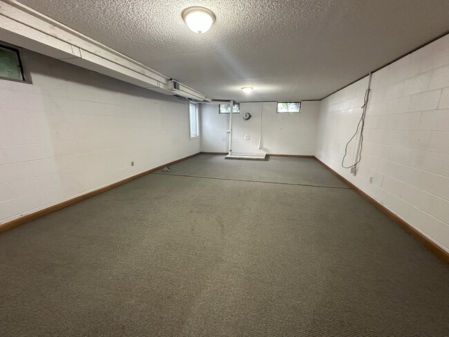 Building Photo - 2104 Iowa St