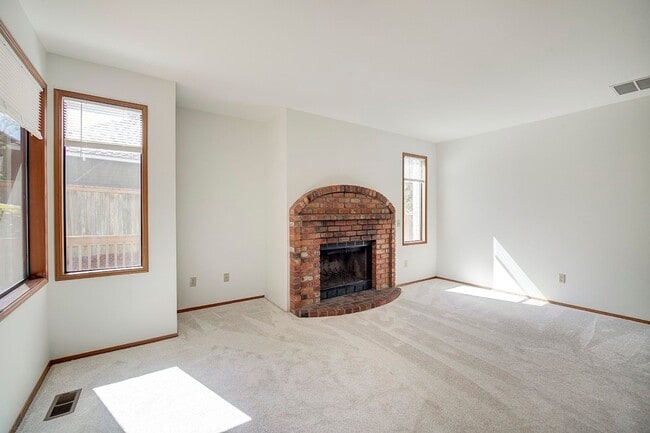 Building Photo - 4Bd/2.5Ba Sammamish Home