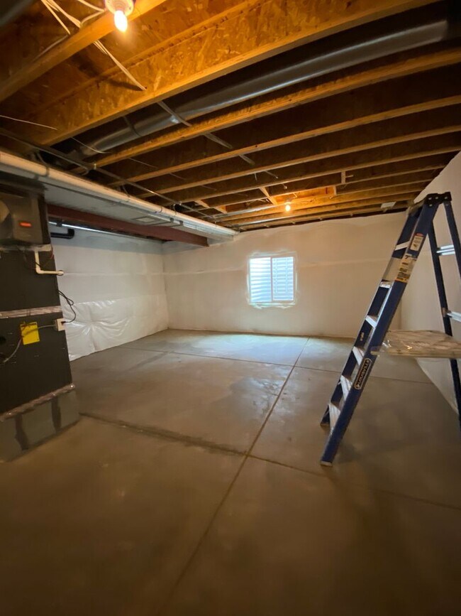 Building Photo - Lovely 4 Bedroom/3 Bathroom Erie Home - Available June!!