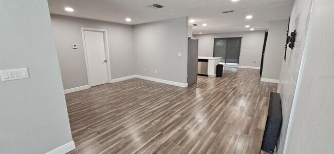 Building Photo - 2055 Dodge St
