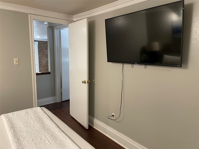 Building Photo - 2118 The Strand