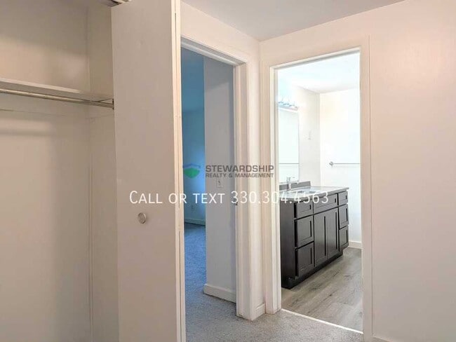 Building Photo - 372 Oak Mnr Ave NE