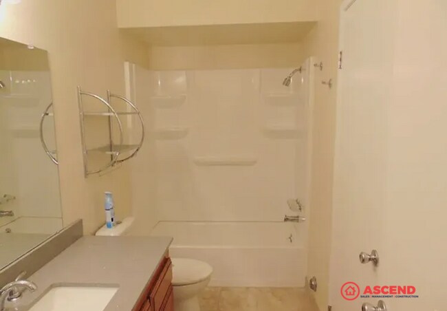 Building Photo - Cute 2 Bedroom Off Stockdale Hwy and California Ave!