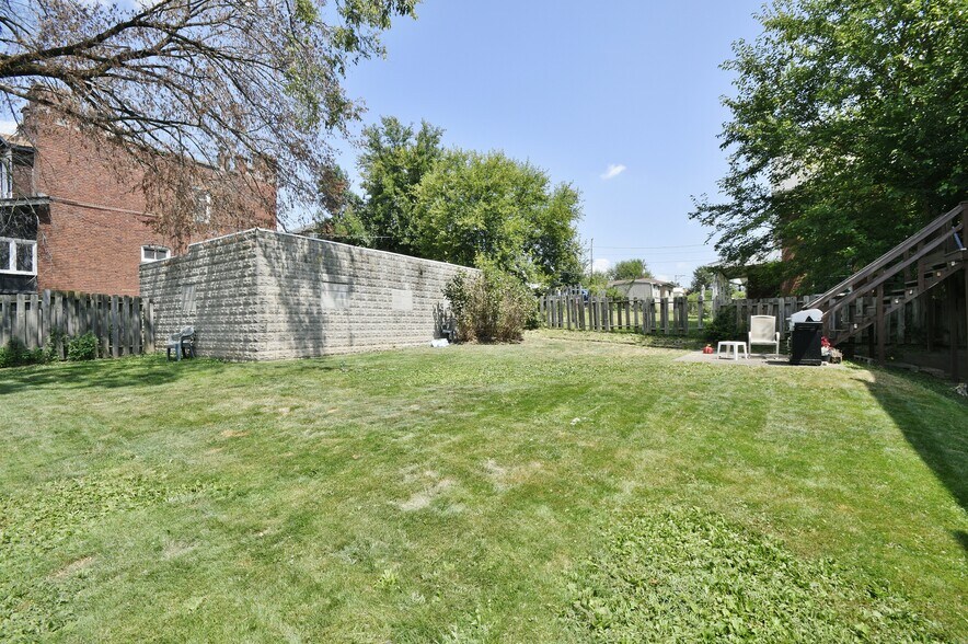 Shared yard - 2017 West St
