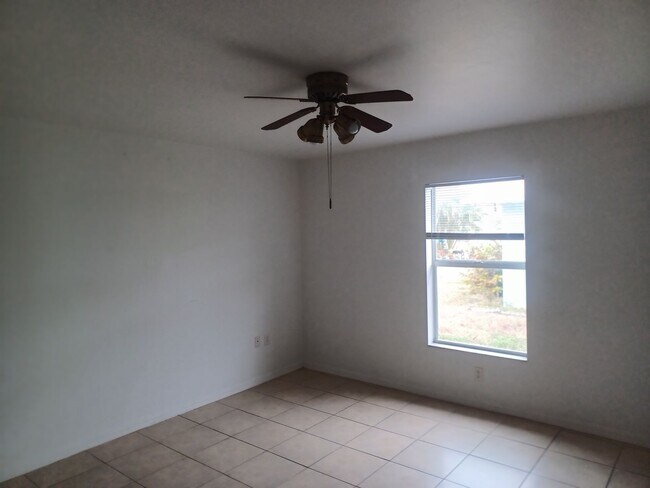 Building Photo - 3018 SE Santa Barbara Pl