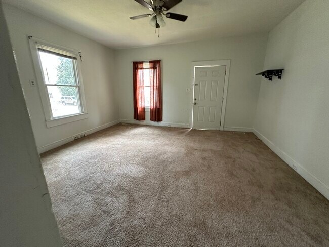 Building Photo - Two Bedroom Townhome Near State Street