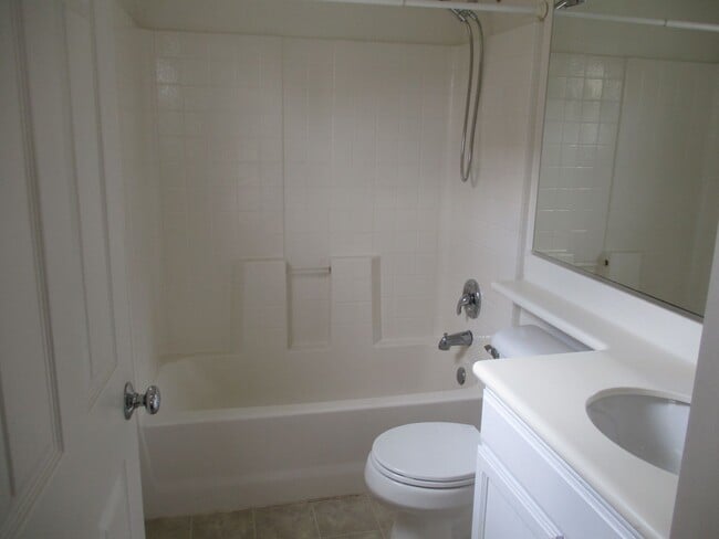 Building Photo - Very nice 2 bedroom 2 bath town home in Chula Vista.