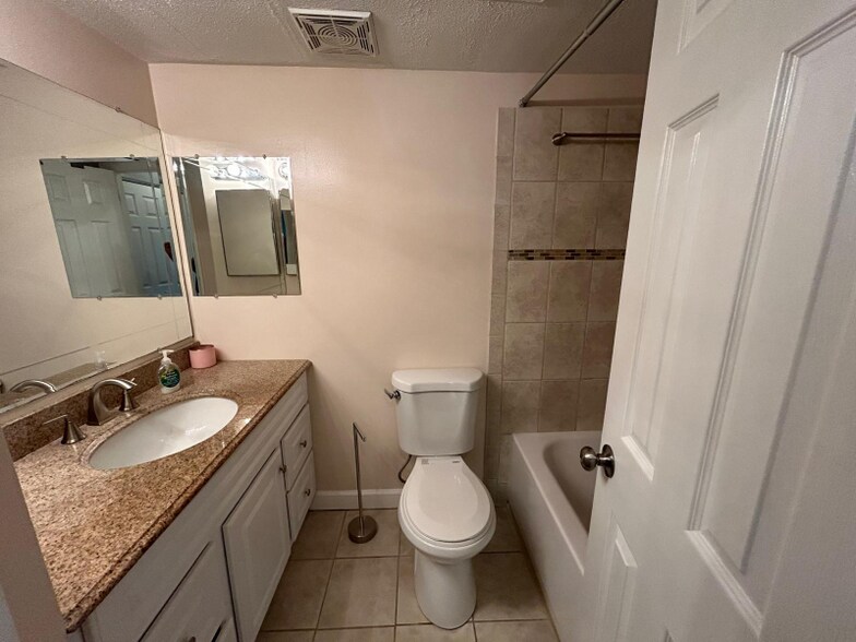 Building Photo - 6001 Majors Ln