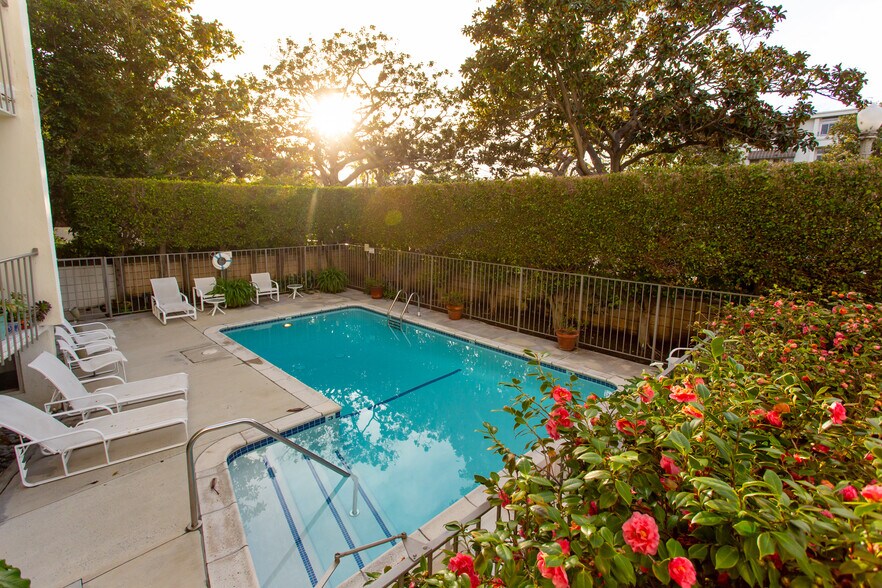 Building Photo - 516 San Vicente Blvd