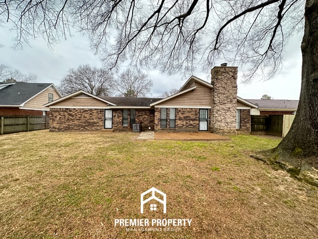 Building Photo - Spacious 3BR/2BA Memphis Home w/ Vaulted Ceilings, Fireplace & 2-Car Garage