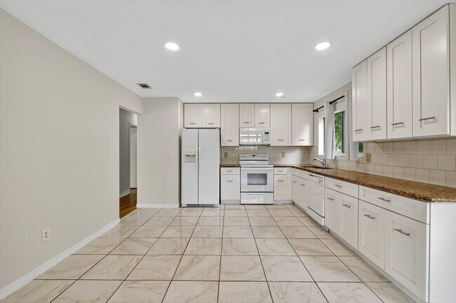 Building Photo - 2252 SE Aneci St