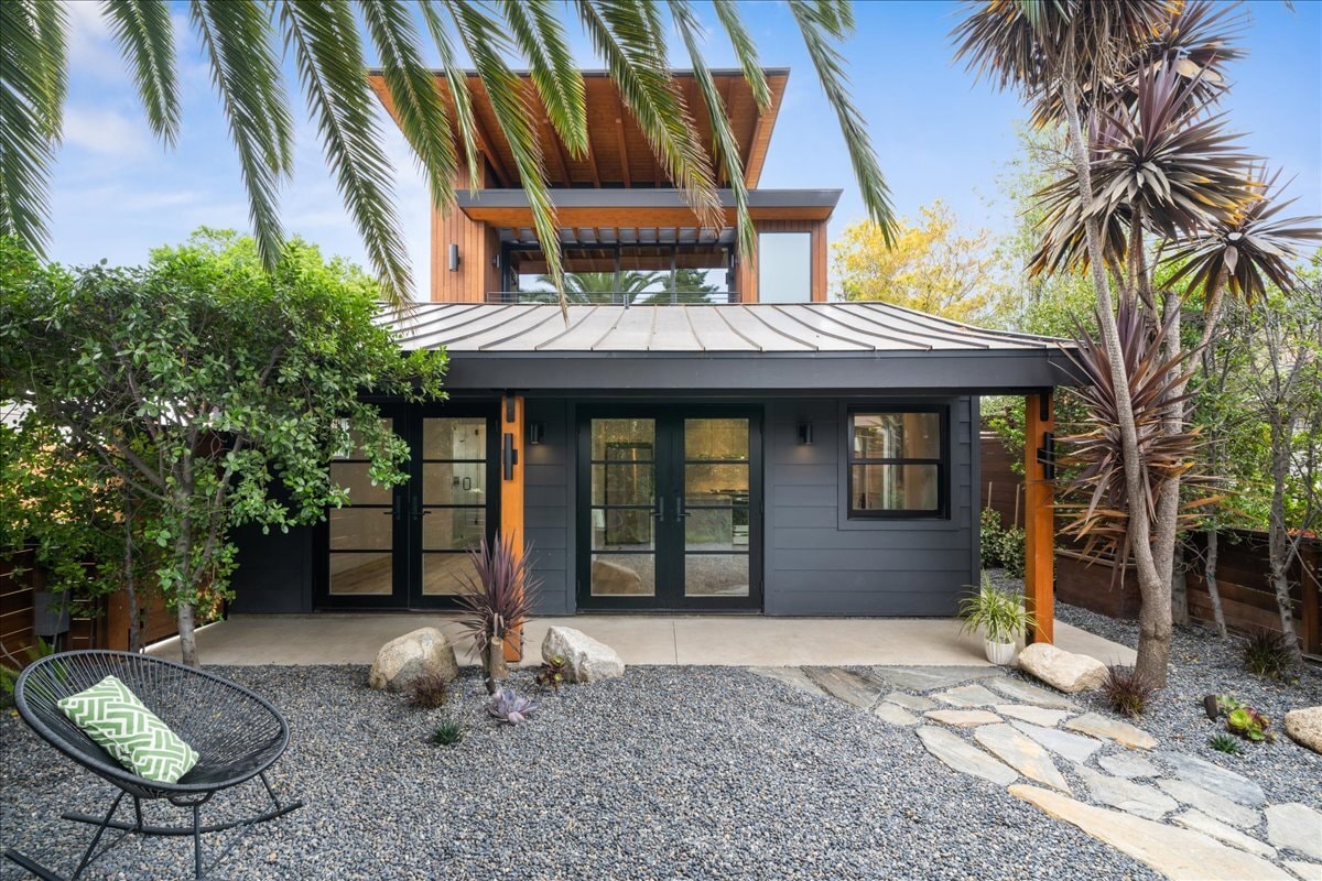 Unit with large yard - 4027 Moore St