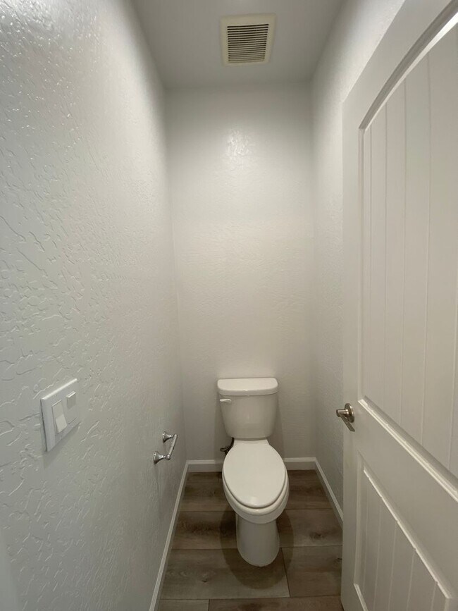 Building Photo - Corner lot Woodside Home in NW Visalia com...