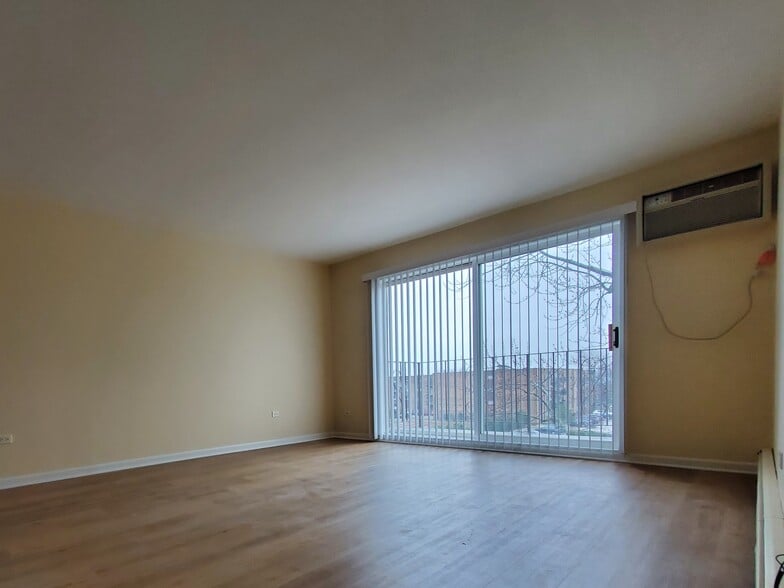 Living Room - 8974 N Western Ave