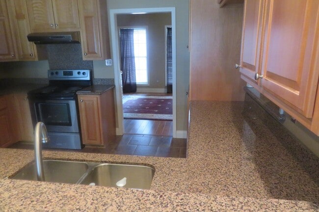 Building Photo - 442 Country Club Rd