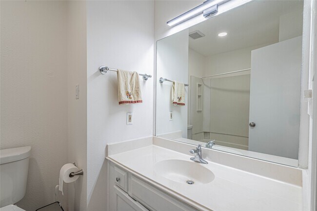 Building Photo - 1702 Good Day Dr