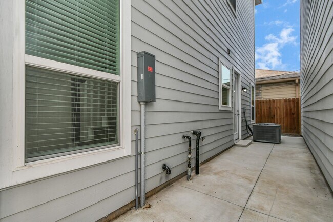 Building Photo - 853 Mansfield St