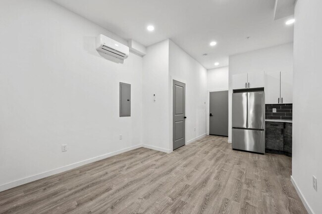 Building Photo - 1237 N 60th St