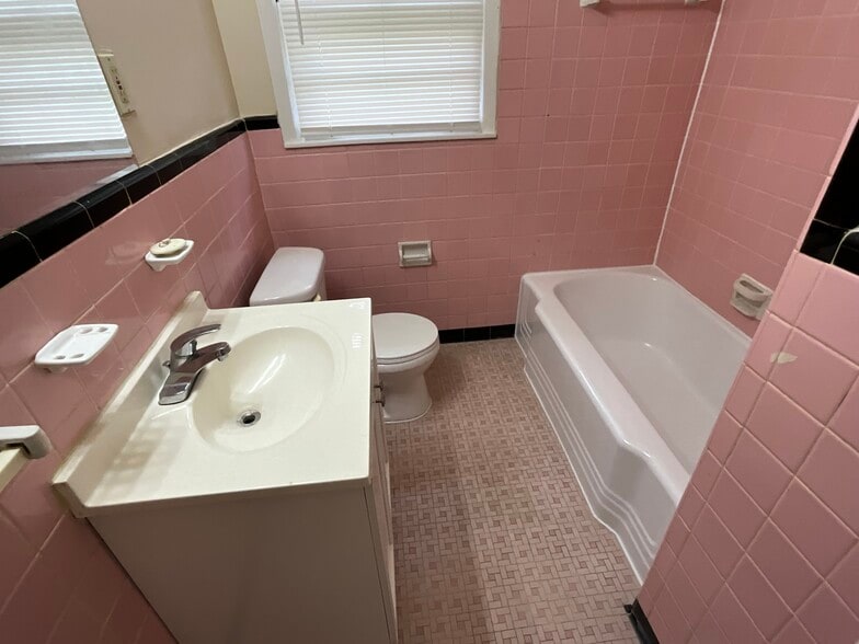 Building Photo - 1939 Driftwood Ave