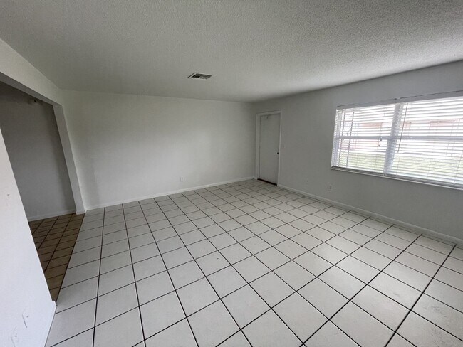 Building Photo - 2-bedroom, 2-bathroom Duplex available.