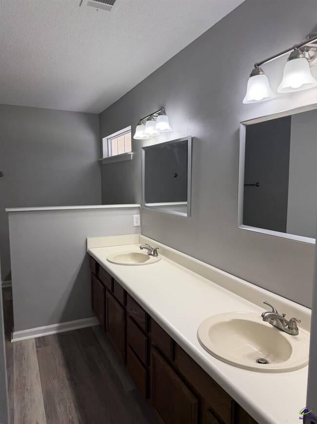 Building Photo - 107 Barrington Pl N