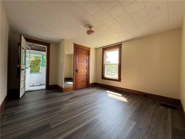 Building Photo - 129 Oakwood Ave