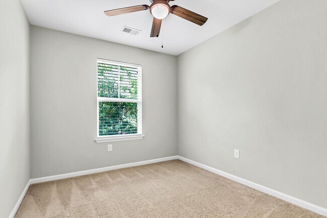 Building Photo - Beautiful Goose Creek Townhome!