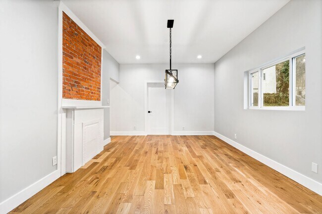Building Photo - Beautifully Renovated 3 Bed/2.5 Bath Home in Mt Washington - Convenient Location